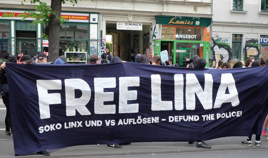 Unterstützer von Lina E. im Leipziger Stadtteil Connewitz. Wegen des Verdachts linksextreme Anschläge angeführt zu haben, sitzt die Studentin seit mehreren Monaten in Untersuchungshaft.