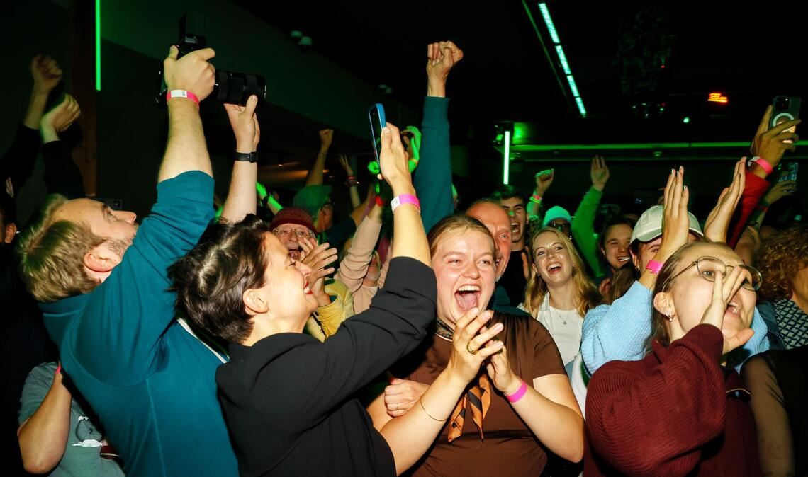 Bilder des Tages Unterstützerinnen und Unterstützer jubeln in dem Lokal in dem die Wahlparty der Initiative "Hamburger Zukunftsentscheid" stattfindet.
