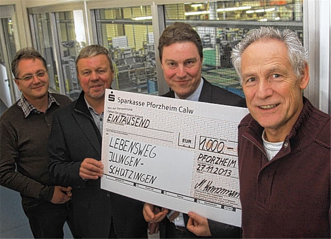 Unterstützung: Die Gewerkschafter Martin Kunzmann (re.) und Dieter Kiesling (li.) übergeben den symbolischen Scheck an die Vertreter des Projekts Familienherberge Lebensweg, Stefan Weber (2. v. re.) und Martin Oehrle.
