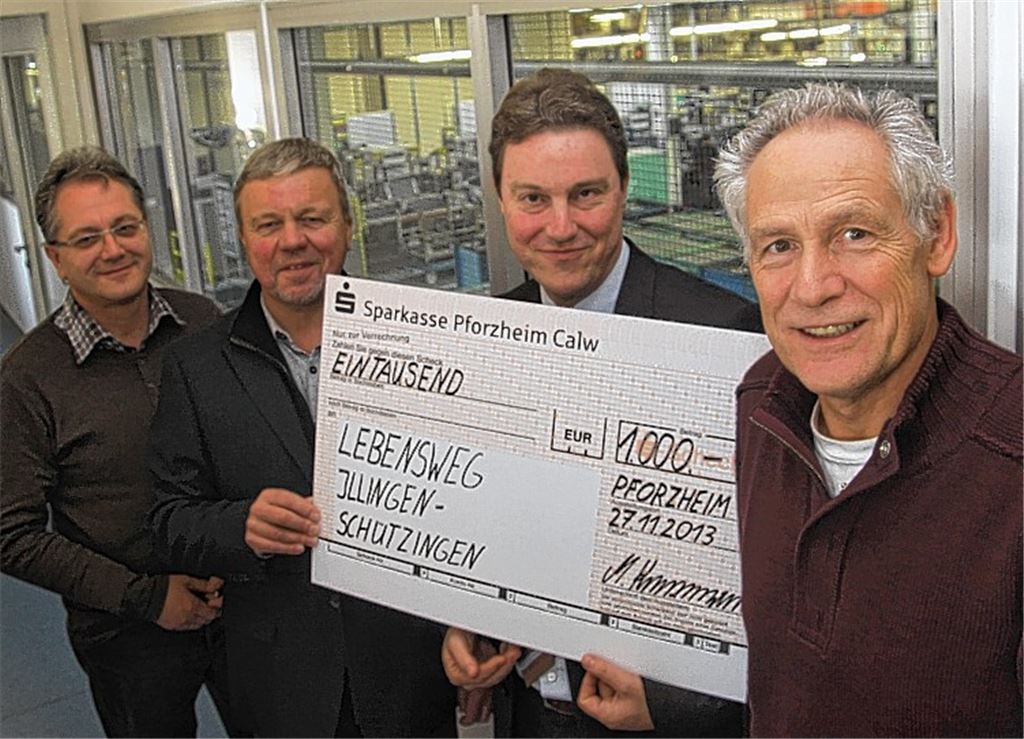 Unterstützung: Die Gewerkschafter Martin Kunzmann (re.) und Dieter Kiesling (li.) übergeben den symbolischen Scheck an die Vertreter des Projekts Familienherberge Lebensweg, Stefan Weber (2. v. re.) und Martin Oehrle.