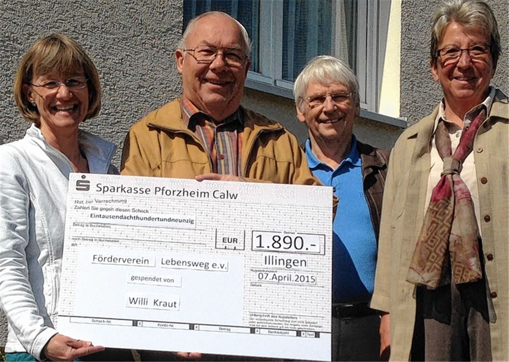 Unterstützung: Karin Eckstein (li.) und Dr. Udo Beller (2. v. re.) freuen sich über die Spende des Ehepaars Kraut.Foto: privat