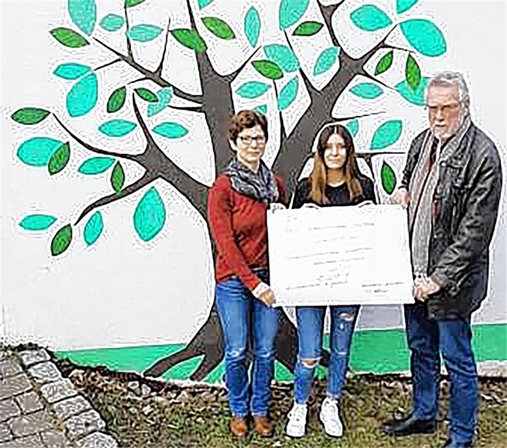 Unterstützung: Klaus-Peter Böhringer übergibt die Spende an Schulleiterin Monika Becker und Schülersprecherin Alicia Bianco.privat