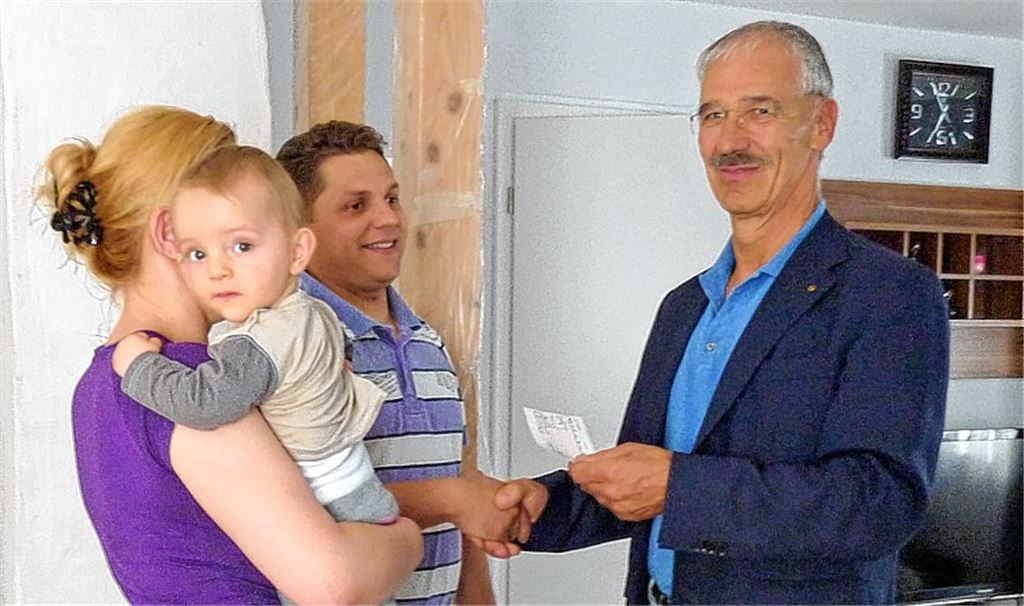 Unterstützung: Rotary-Vizepräsident Rolf Schneider (re.) überreicht den Spendenscheck an die Illinger Flutopfer.