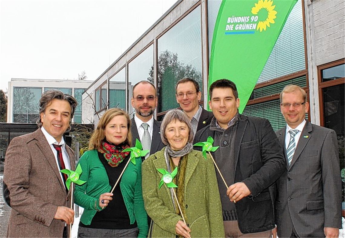 Unterstützung aus der Heimat bekommen Memet Kilic (li.) und Alexander Salomon (zweiter v. re.) von den Vorstandsmitgliedern des Grünen-Kreisverbandes Pforzheim und Enzkreis, Katrin Lechler, Dirk Barmeyer, Stefanie Seemann, Lutz Horn und Frank-Rainer Wolschon (v. li.). Foto: Zachmann