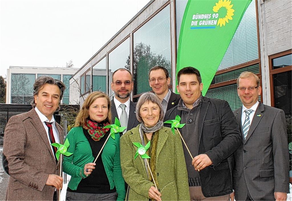 Unterstützung aus der Heimat bekommen Memet Kilic (li.) und Alexander Salomon (zweiter v. re.) von den Vorstandsmitgliedern des Grünen-Kreisverbandes Pforzheim und Enzkreis, Katrin Lechler, Dirk Barmeyer, Stefanie Seemann, Lutz Horn und Frank-Rainer Wolschon (v. li.). Foto: Zachmann