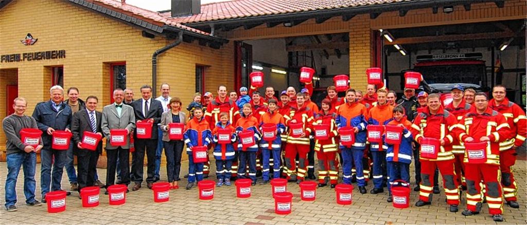 Unterstützung erhält die Aktion von (v.li.) Gemeinderat Matthias Lajer, Michael Szobries (stellvertretender Kreisbrandmeister), Gemeinderat Joachim Theilmann, Bürgermeister Heiko Faber, Landrat-Vize Wolfgang Herz, Gemeinderat Werner Augenstein, Dr. Hans-Ulrich Rülke (FDP-Landtagsabgeordneter), Gemeinderat Martin Tepe und Dr. Marianne Engeser (CDU-Landtagsabgeordnete).