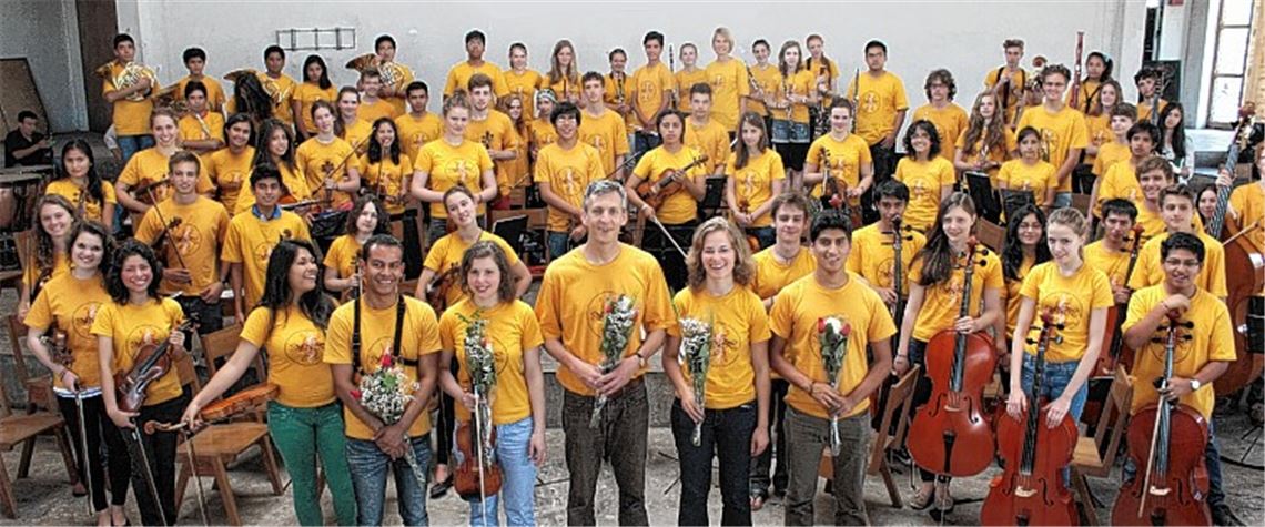 Unterstützung für das Projekt, an dem Yannis Haug-Jurgan in Peru mitwirkt, kommt auch aus Deutschland. Unter anderem erhielten die Orchestermitglieder einheitliche T-Shirts.