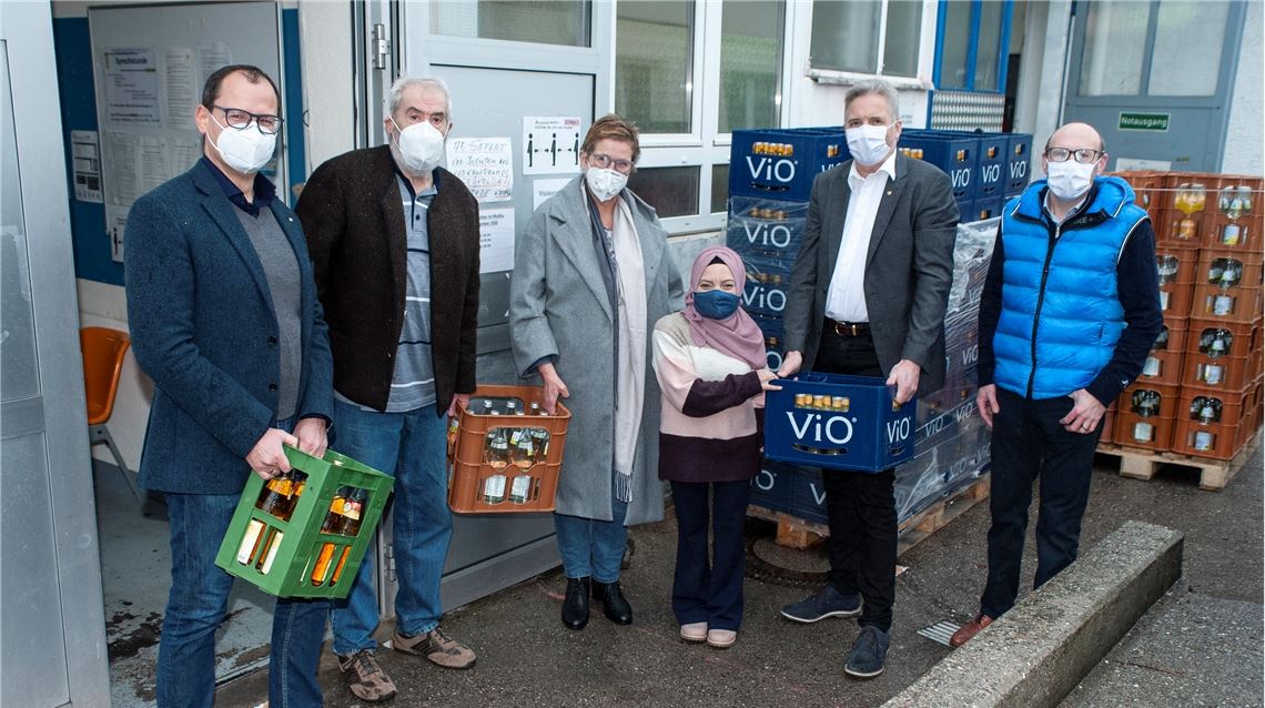 „Das ist wichtig in dieser Phase“ Unterstützung für den Tafelladen: Die Rotarier Peter Essig (re.), Professor Dr. Herbert Emmerich (2. v. re.) sowie Stefan Pfeiffer (li.) übergeben die Spende an Hanife Barutcu (3. v. re.), Irmgard Muthsam-Polimeni und Hans-Joachim Filitz (2. v. li.) vom Tafelladen Mühlacker. Foto: Fotomoment