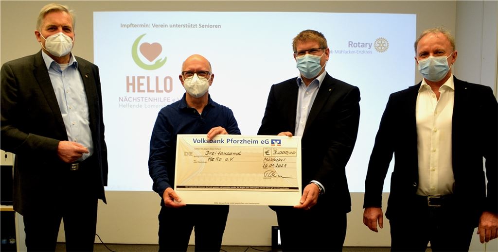 Unterstützung für ehrenamtliche Helfer: Spendenübergabe mit Professor Dr. Herbert Emmerich (v.li.), Georg Henle, Tobias Oberauer und Gert Meier. Foto: Stahlfeld