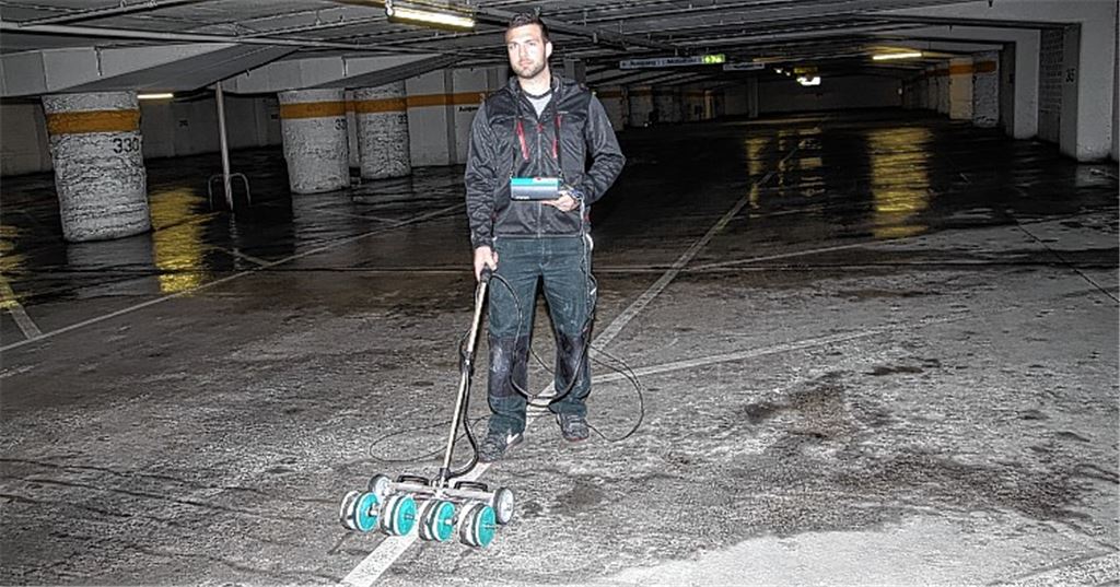 Untersuchung im vergangenen Jahr: Markus Fuchs ermittelt mit einer Sonde die Spannungswerte der Armierung im Boden. Archivfoto: Sadler