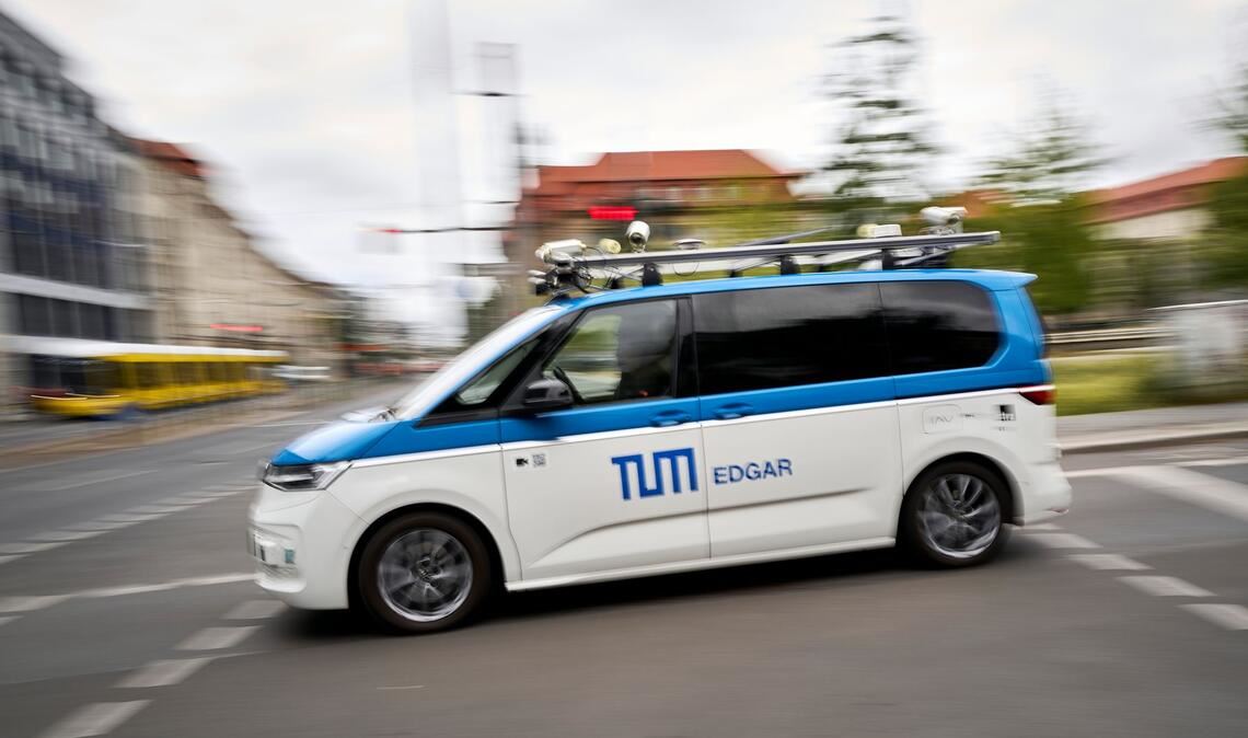 Unterwegs auf Prüfungsfahrt: Ein autonomes Fahrzeug - hier ein Forschungswagen der Technischen Universität München - bewegt sich im Berliner Straßenverkehr.