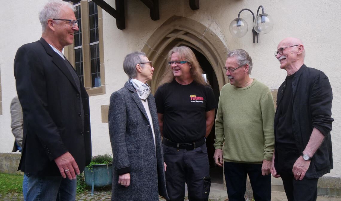 Spurensuche für die Nachwelt festgehalten Unterwegs im Auge des Greifers: Georg Glasl, Karin Seeburger, Uwe Siegmund, Roland Straub und Wilfried Gebhard (v.li.) auf musikalischer Spurensuche in Kirchenburgen. Foto: Friedrich