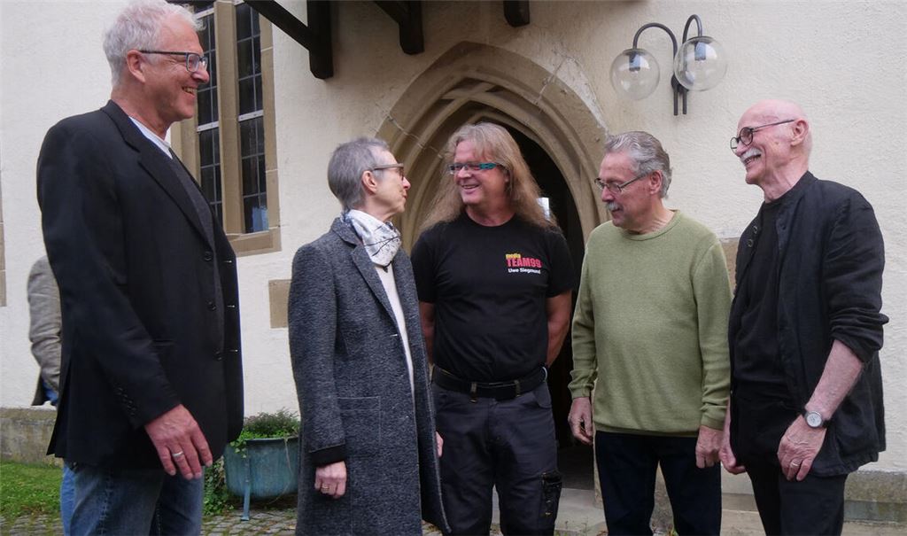 Unterwegs im Auge des Greifers: Georg Glasl, Karin Seeburger, Uwe Siegmund, Roland Straub und Wilfried Gebhard (v.li.) auf musikalischer Spurensuche in Kirchenburgen. Foto: Friedrich
