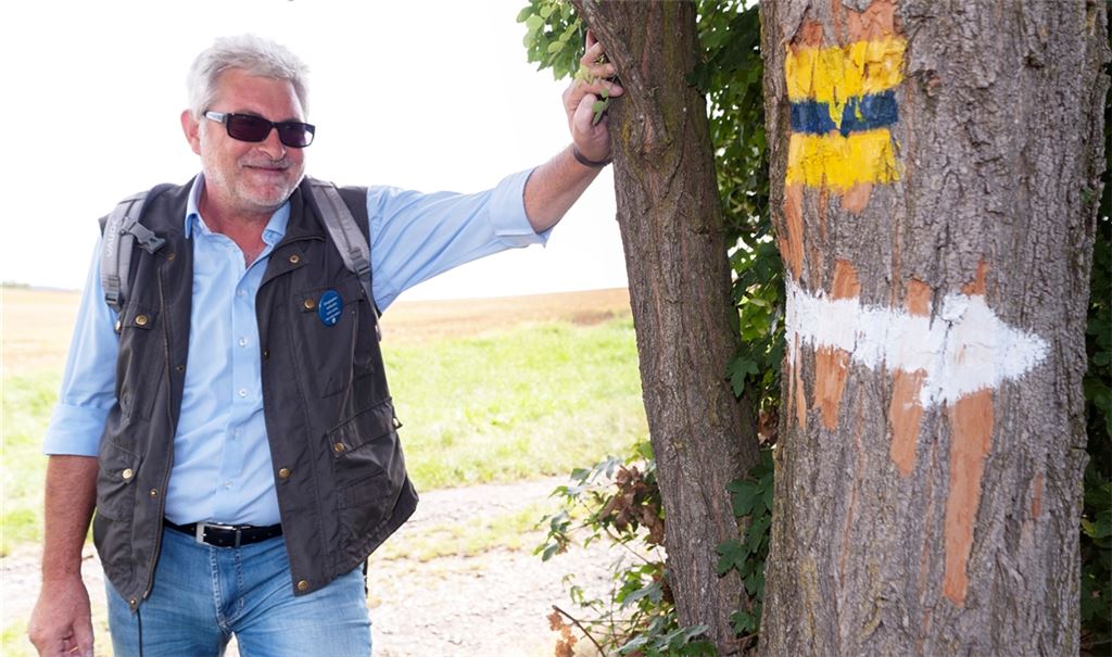Unterwegs rund um Mühlacker: Norbert Weimper stellt den gelb-blau markierten Wanderweg in seiner Heimatstadt vor.Fotomoment