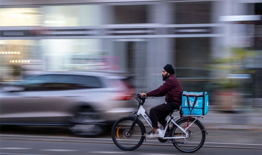Unterwegs zwischen Start-up-Boom und Schattenwirtschaft: ein Essenskurier