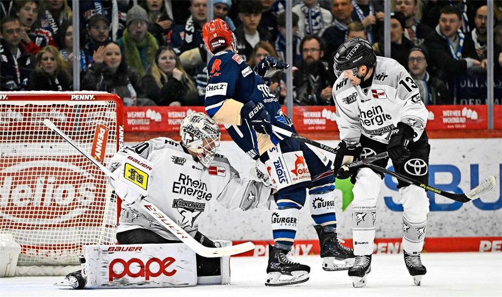 Unüberwindbar: Kölns Keeper Janne Juvonen (li.) bringt Schwenningen in Spiel eins des Viertelfinals zur Verzweiflung.