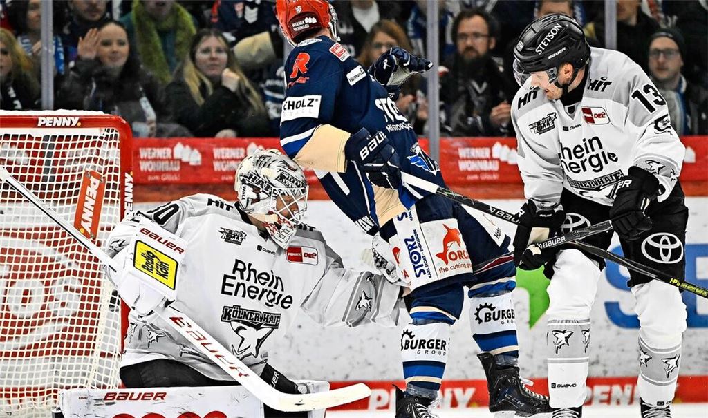 Unüberwindbar: Kölns Keeper Janne Juvonen (li.) bringt Schwenningen in Spiel eins des Viertelfinals zur Verzweiflung.