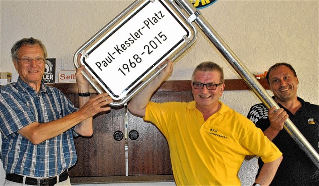Unvergessen: Paul Kessler bekommt von Hans Bergmann und Udo Roller (v.li.) das Namensschild für den Platz überreicht.
