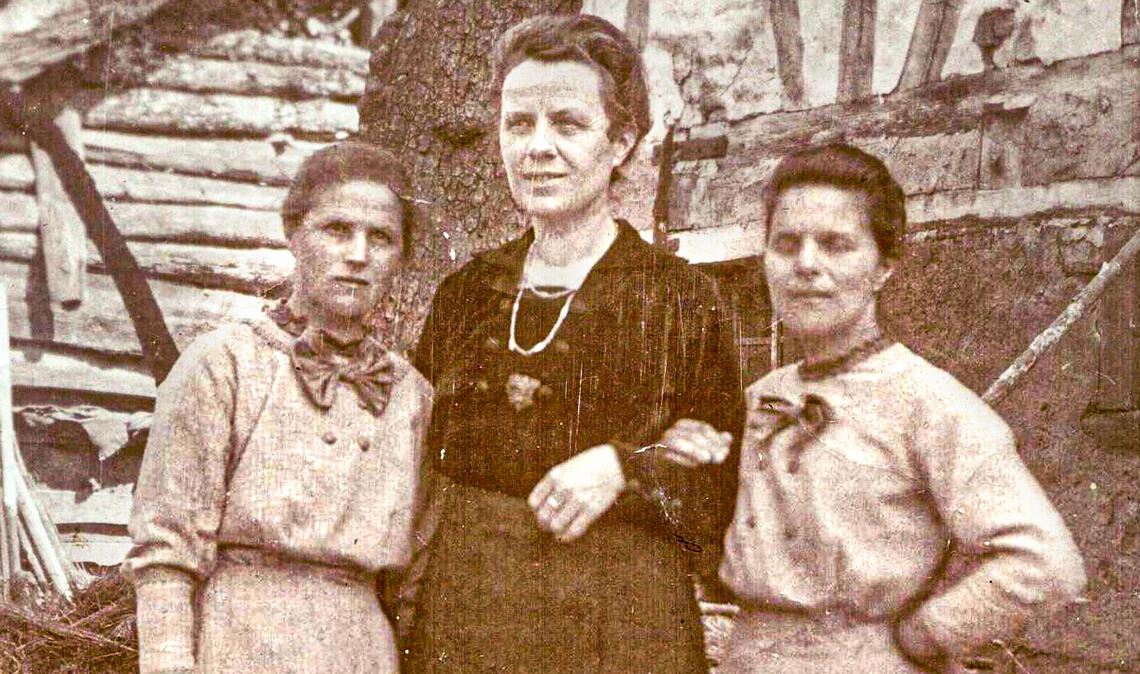 Unvergessen: die Dichterin Anna Gille mit den Töchtern Martha und Anna. Foto: privat