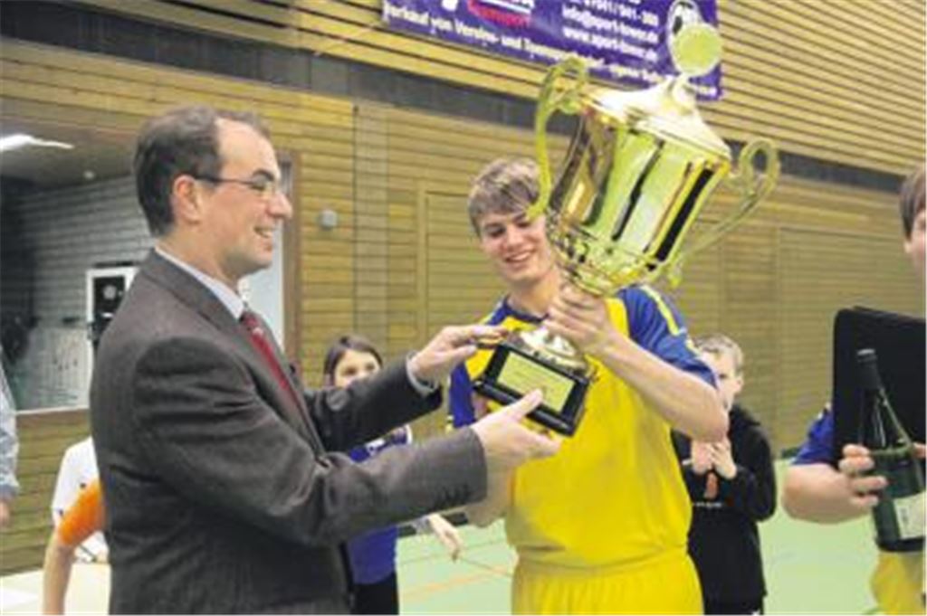 Unverkäuflich: Beim Hallen-Stadtpokal durfte Dominik Murnberger von OB Frank Schneider den großen Pott für Phönix Lomersheim entgegennehmen und wurde zum besten Spieler des Turniers gewählt. Im offensiven Mittelfeld ist der 21-Jährige bei Lomersheim gesetzt.
Foto: Eigner