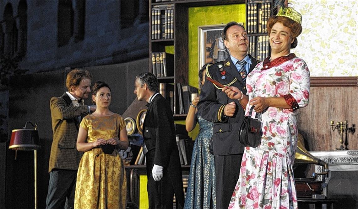 Unverwüstlicher Klassiker: Das Ensemble der Burgfestspiele Bad Vilbel führt auf der Maulbronner Freilichttheaterbühne den Schwank „Charleys Tante“ auf.