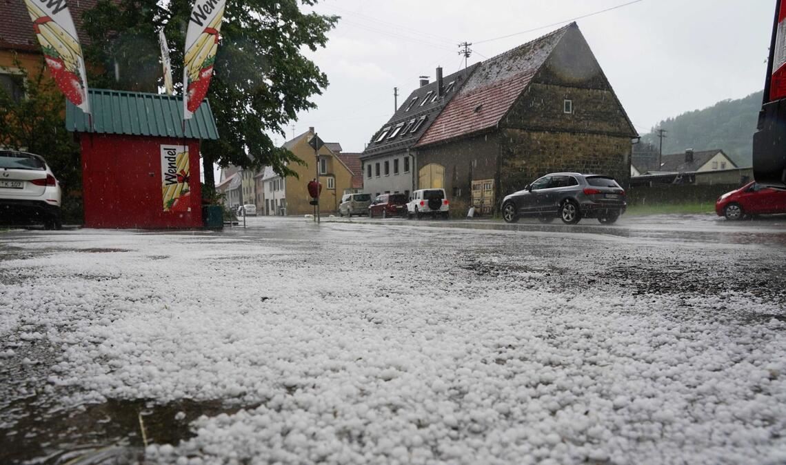Unwetter  mit Hagel im Mai 2024 auf der B10  bei Süßen - die Körner waren so groß wie Kirschkerne.
