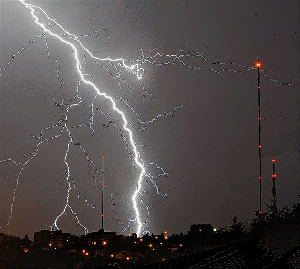 Unwetter über Mühlacker: Die Aussichten für den Großsender sind schlecht. Voraussichtlich in drei Jahren benötigt der SWR das „Wahrzeichen“ der Stadt Mühlacker nicht mehr. Foto: Fotomoment