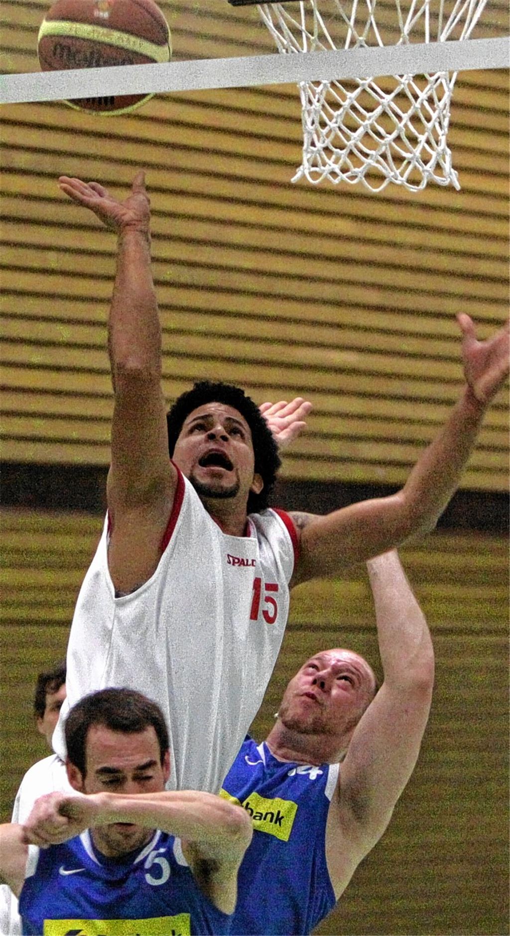 Unwiderstehlich zieht Joel Marmolejos (in Weiß) zum Korb. Der Mühlacker Spieler, der aus der Dominikanischen Republik stammt, erzielt gegen Gaggenau alleine 45 Punkte. Foto: Eigner