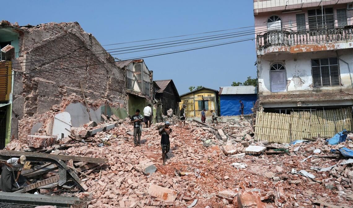 Unzählige Häuser stürzten bei dem Erdbeben der Stärke 7,7 ein. (Archivbild)