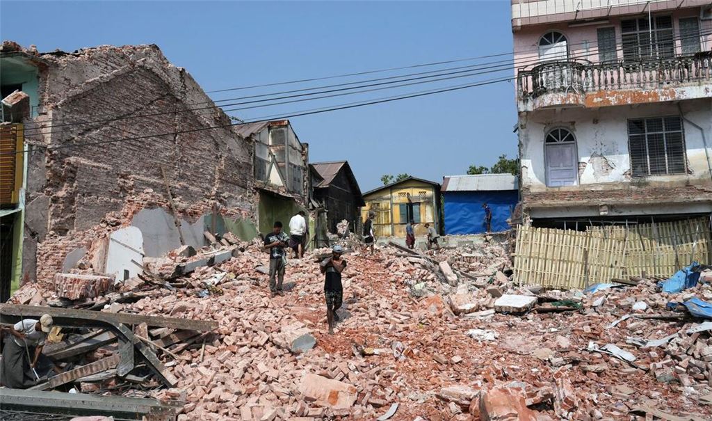 Unzählige Häuser stürzten bei dem Erdbeben der Stärke 7,7 ein. (Archivbild)