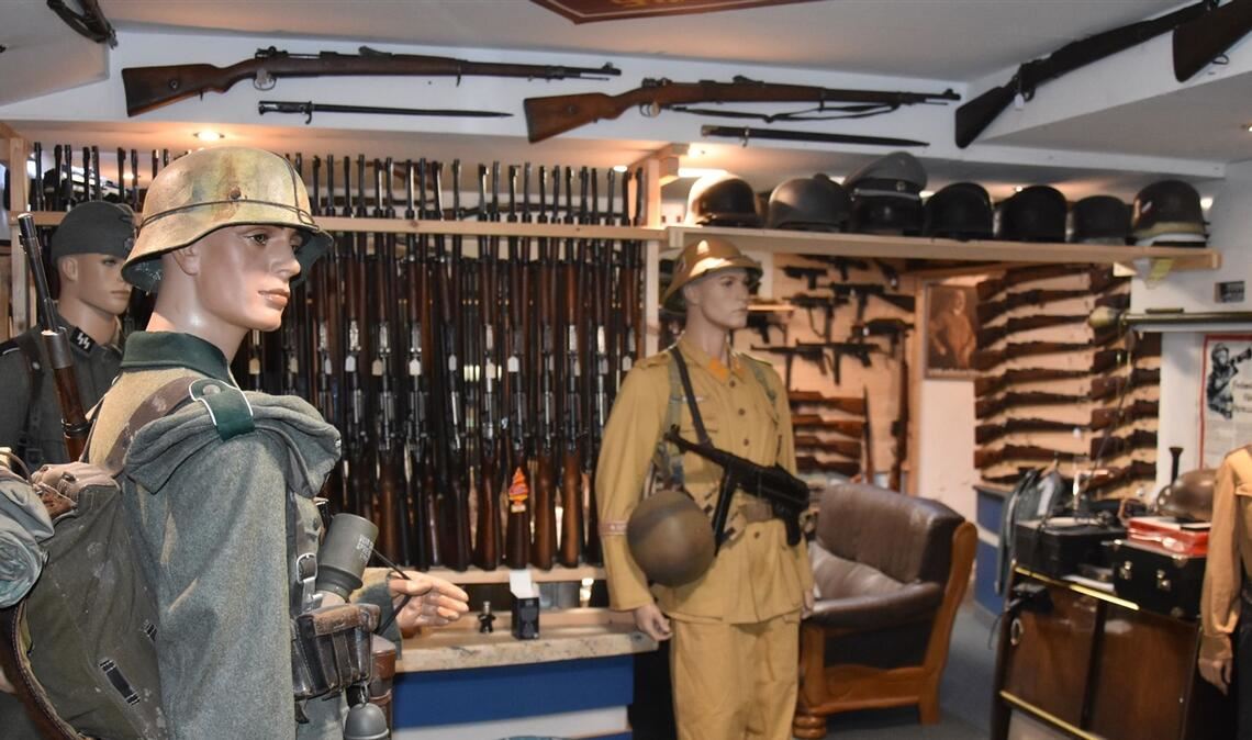 Unzählige Weltkriegswaffen, Wehrmachtsuniformen und auch aktuellere Kriegswaffen fanden die Beamten im Keller eines Hauptbeschuldigten.