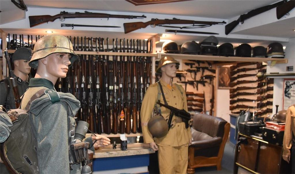 Unzählige Weltkriegswaffen, Wehrmachtsuniformen und auch aktuellere Kriegswaffen fanden die Beamten im Keller eines Hauptbeschuldigten.