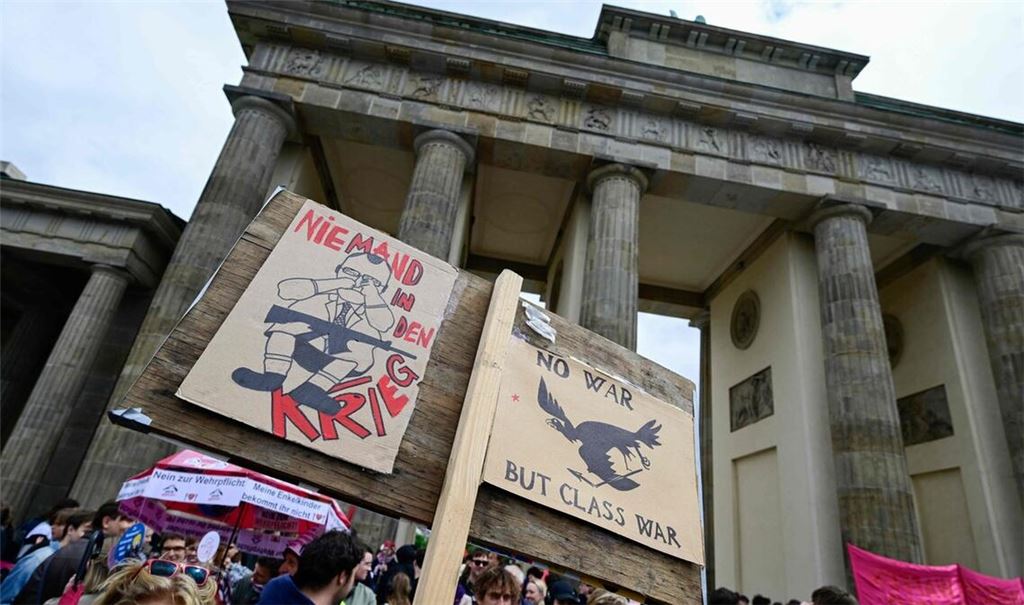Unzufriedenheit hat viele Gesichter: Diese Demonstration in Berlin richtet sich gegen den Wehrdienst.