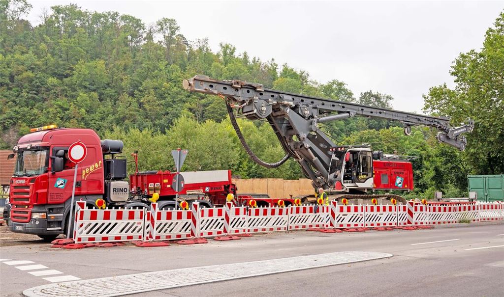 Urheber der Aufregung: Das Baustellenbohrgerät wird am Tag nach dem Ölunfall an der Dürrmenzer Herrenwaagbrücke verladen und abtransportiert. Fotos: Recken
