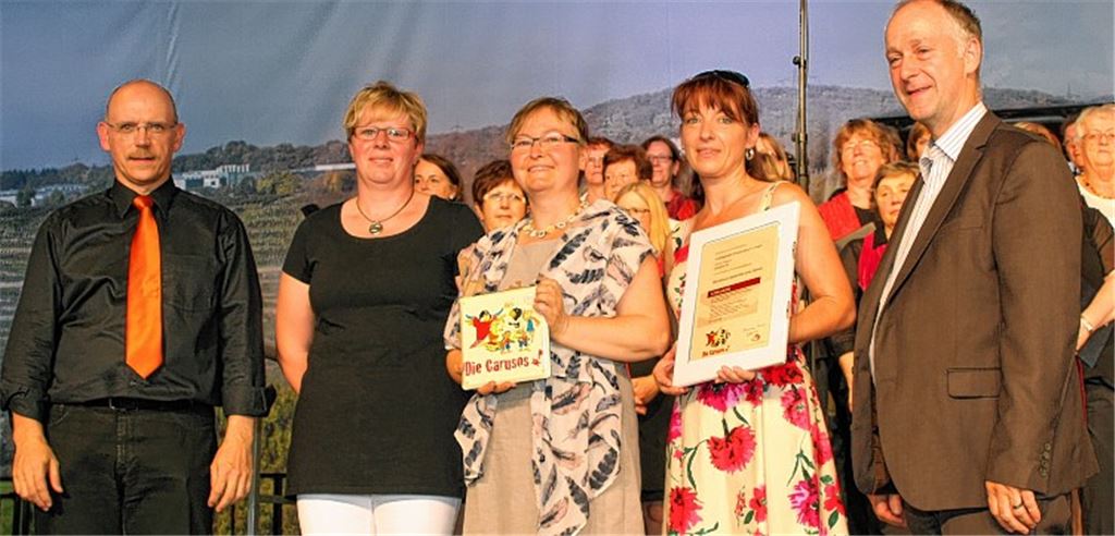Urkunde und Plakette überreichen Jürgen Huttenlocher (li.) und Marcel Dreiling an Kindergartenleiterin Bettina Pahl, Erzieherin Dorothee Taha und Elternbeiratsvorsitzende Birgit Ahndorf (v.re.)Foto: ert
