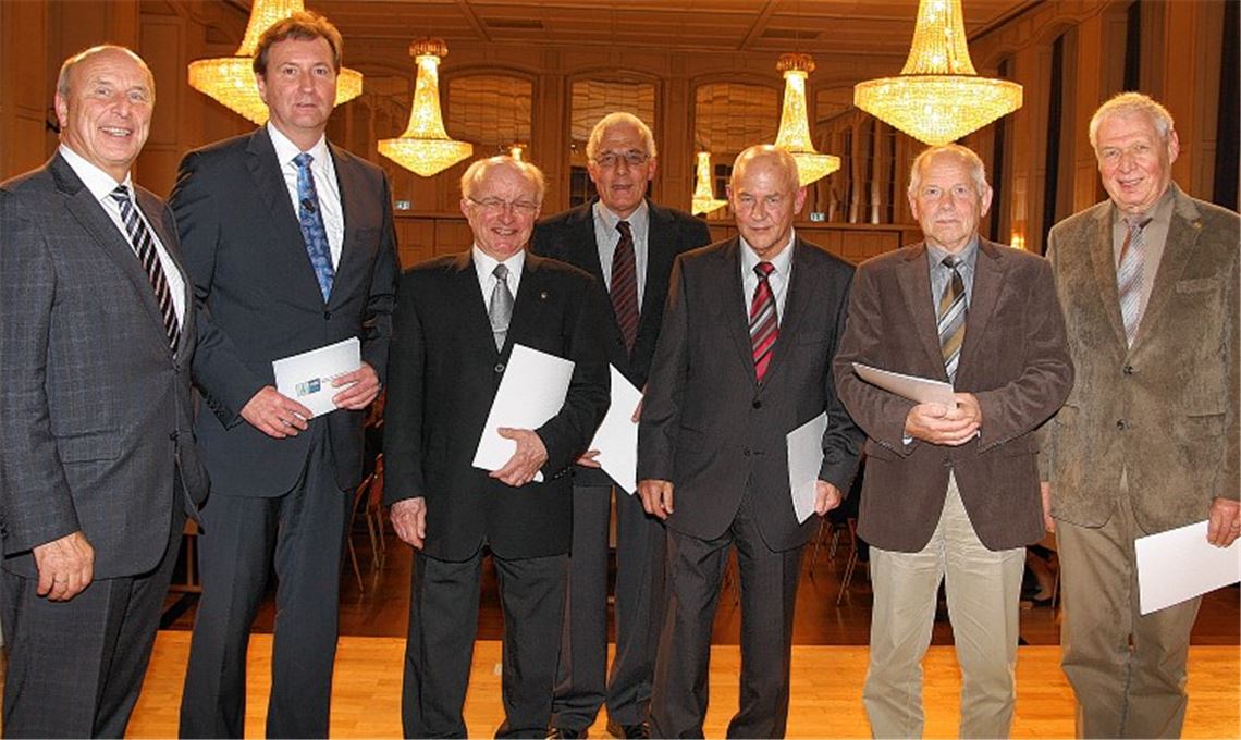 Urkunden für langjährige Prüfer.