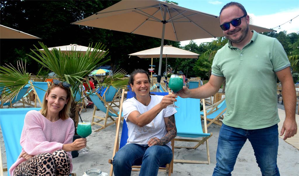 Urlaubsfeeling perfekt auf dem Mühlacker Festplatz: Kevin Leppien serviert seinen Gästen sommerliche Cocktails. Foto: Stahlfeld
