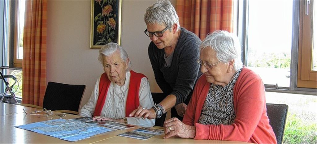 Ursula Hillstein entführt Bewohnerinnen des DRK-Seniorenzentrums nach Schottland. Bilder, Land- und Postkarten regen die Fantasie an.