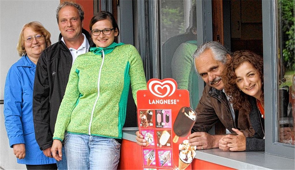 Ursula Lehn (Freibadförderverein; v.li.), Andreas Burger, Meike Schlotterbeck, Waldemar und Lúcia Beatriz Neto-Kübler.