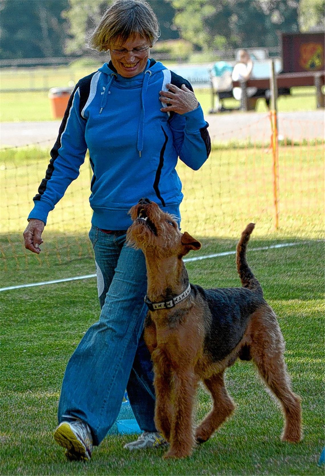Ursula Rittinger mit Timber (Airedale Terrier) erringen in Klasse III den Sieg.