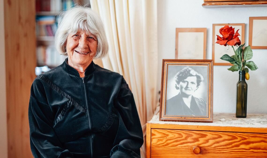 Ursula Röhm mit dem Foto ihrer Mutter Hilda, die ihre drei Töchter in Rexingen durch die Nazizeit brachte.