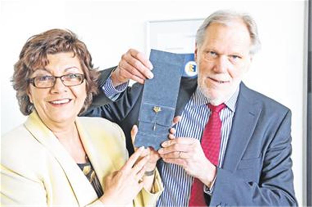 Ursula Schaier und Wolf-Dieter Fuchslocher vom Vorstand der Bürgerstiftung mit den Ehrennadeln für den Bürgerpreis, die aus dem Atelier des Künstlers Albrecht Münzmay stammen. Foto: Goertz