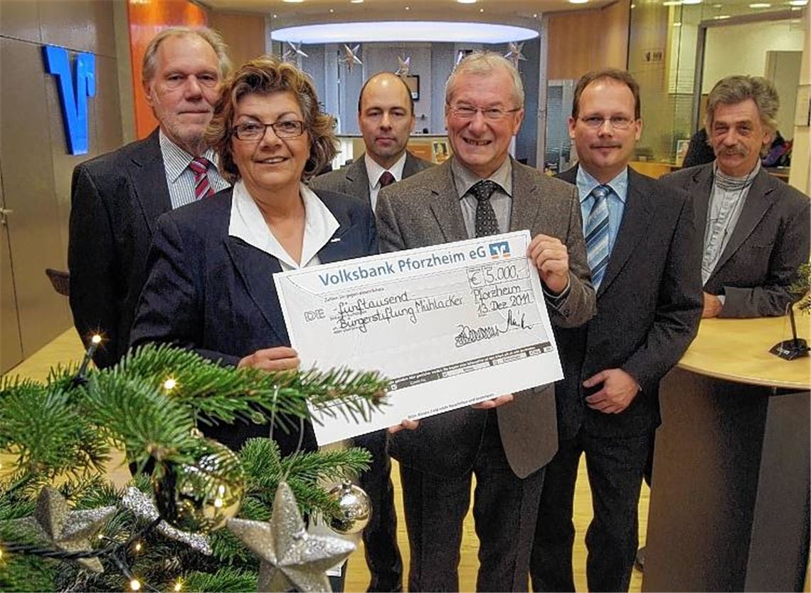 Ursula Schaier von der Bürgerstiftung erhält von Volksbank-Vorstand Fritz Schäfer (vorne) eine Spende von 5000 Euro, die dem Grünprojekt 2015 zugutekommt. Darüber freuen sich auch (hinten v.re.) Dekan Ulf van Luijk (Bürgerstiftung), Eric Großmann (Volksbank-Regionalleiter), Ulf Lauche (Volksbank-Bereichsleiter) und Wolf-Dieter Fuchslocher (Bürgerstiftung).