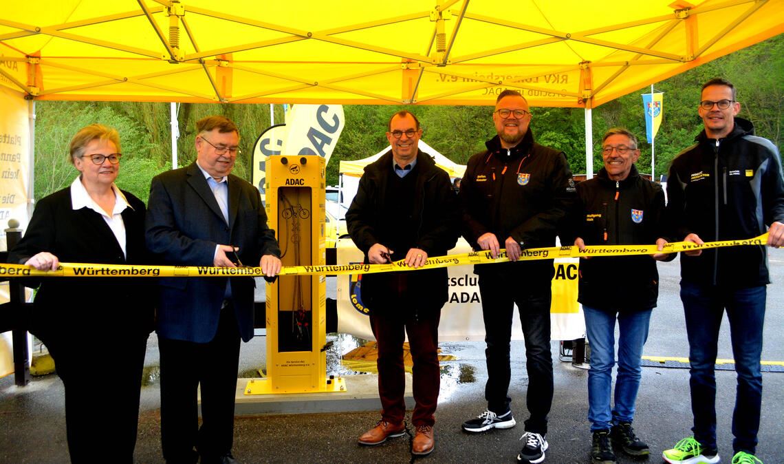 Ursula Spellenberg (v.li.), Carl-Eugen Metz, Frank Schneider, Stefan Kessler, Wolfgang Walz und Frank Kessler durchschneiden das Band. Fotos: Stahlfeld