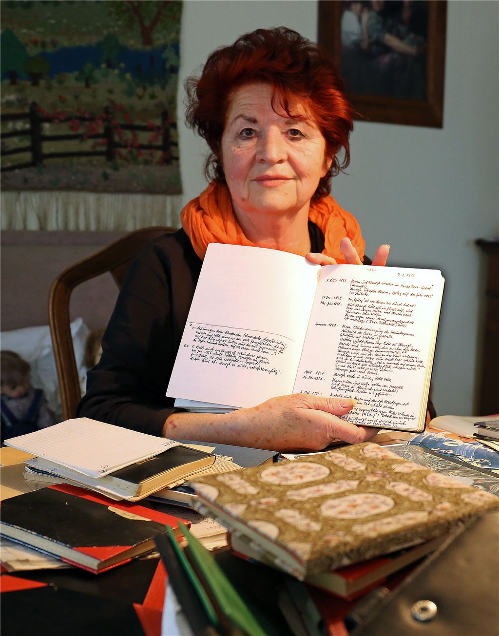 Ursula Ziegler findet in einer Truhe bislang unbekannte Texte und Notizen ihres verstorbenen Mannes, dem Theaterregisseur und Autor Hansjörg Ziegler.  Foto: Goertz