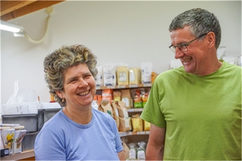 Ursula und Martin Becker haben in die Technik der Mühle und einen kleinen Laden investiert. Dort waren auch in den Hochphasen der Corona-Pandemie die Regale immer gefüllt. Fotos: Enzkreis