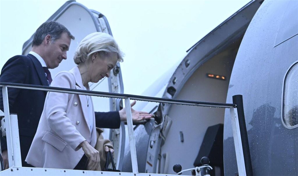 Ursula von der Leyen betritt ein Flugzeug (Archivbild).