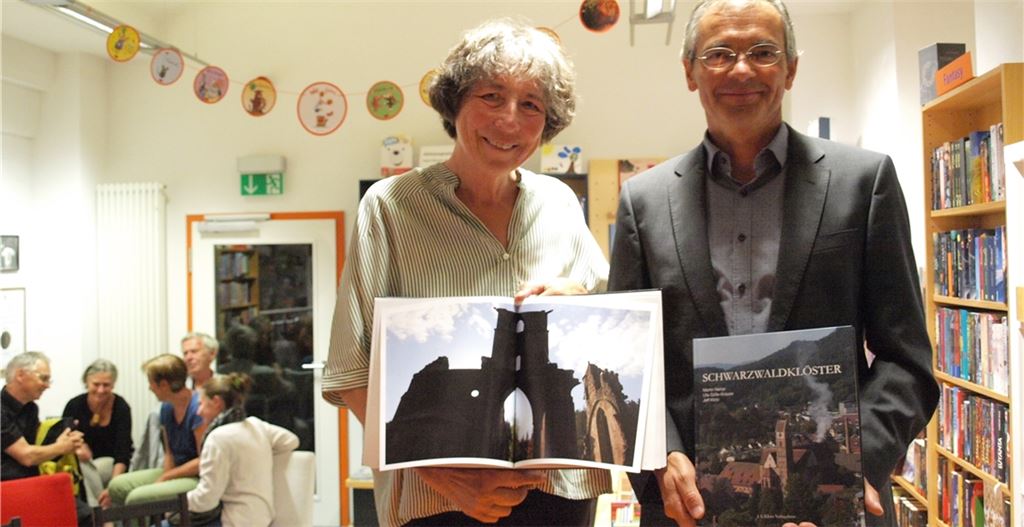 Uta Süße-Krause und Martin Neher bei der Buch-Präsentation in der Mühlacker Buchhandlung Elser. Foto: Filitz