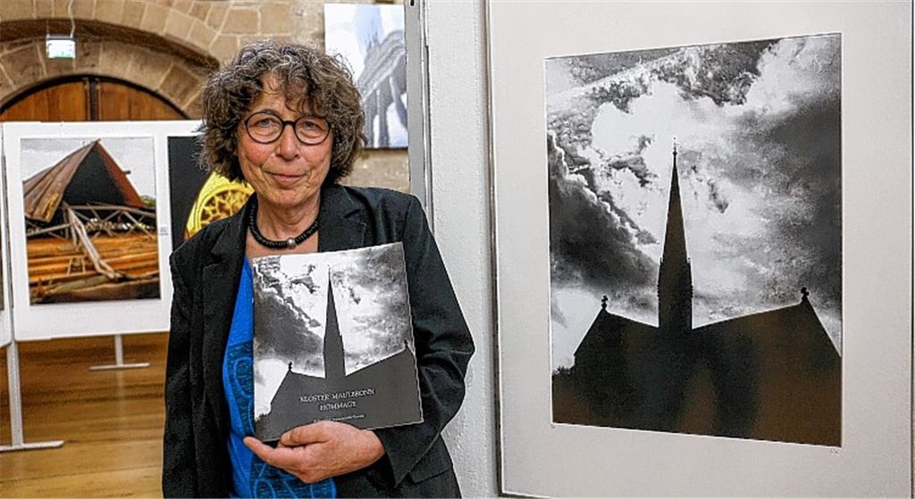 Uta Süße-Krause zeigt eine Retrospektive aus 40 Jahren in der Stadthalle Maulbronn. Die Ausstellung dokumentiert die Bandbreite der Künstlerin, die auf digitale Bildbearbeitung verzichtet. Fotos: Hansen