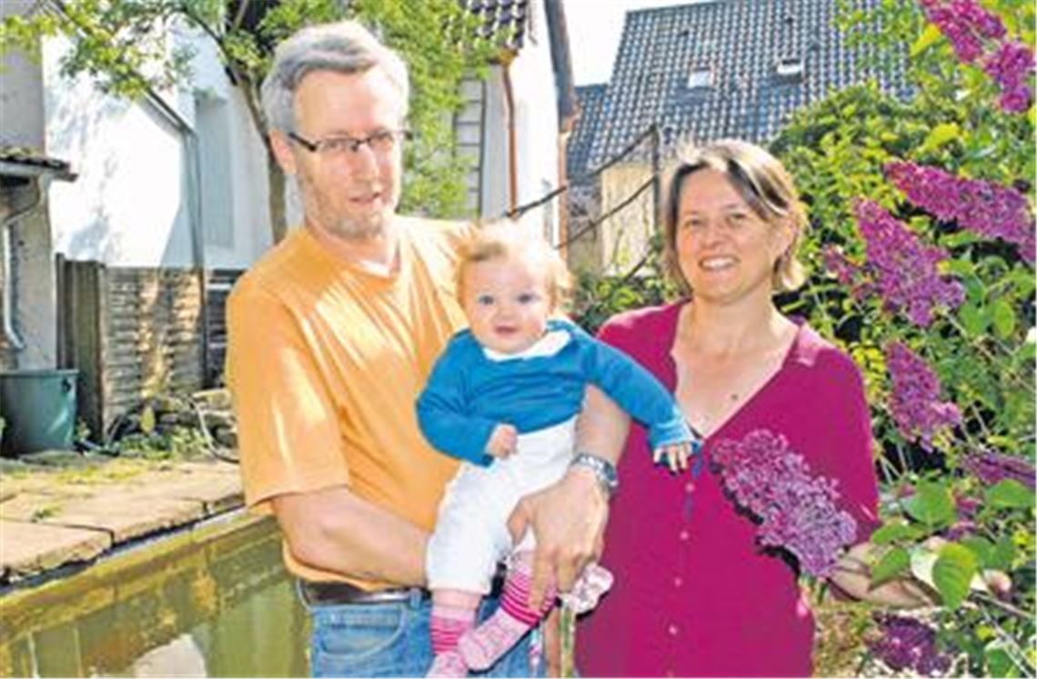 

Ute Bauer mit Ehemann Thomas Hertzke und Enkelin Leyla. Im Hintergrund sind der Badeteich und ein Teil der alten Remise zu sehen.
Fotos: Stahlfeld
